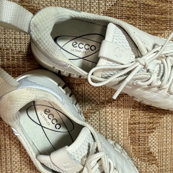 ECCO Gruuv Women's Leather Sneaker - white. 
Size 9/9.5 euro 40 EXCELLENT cond - Picture 4 of 8